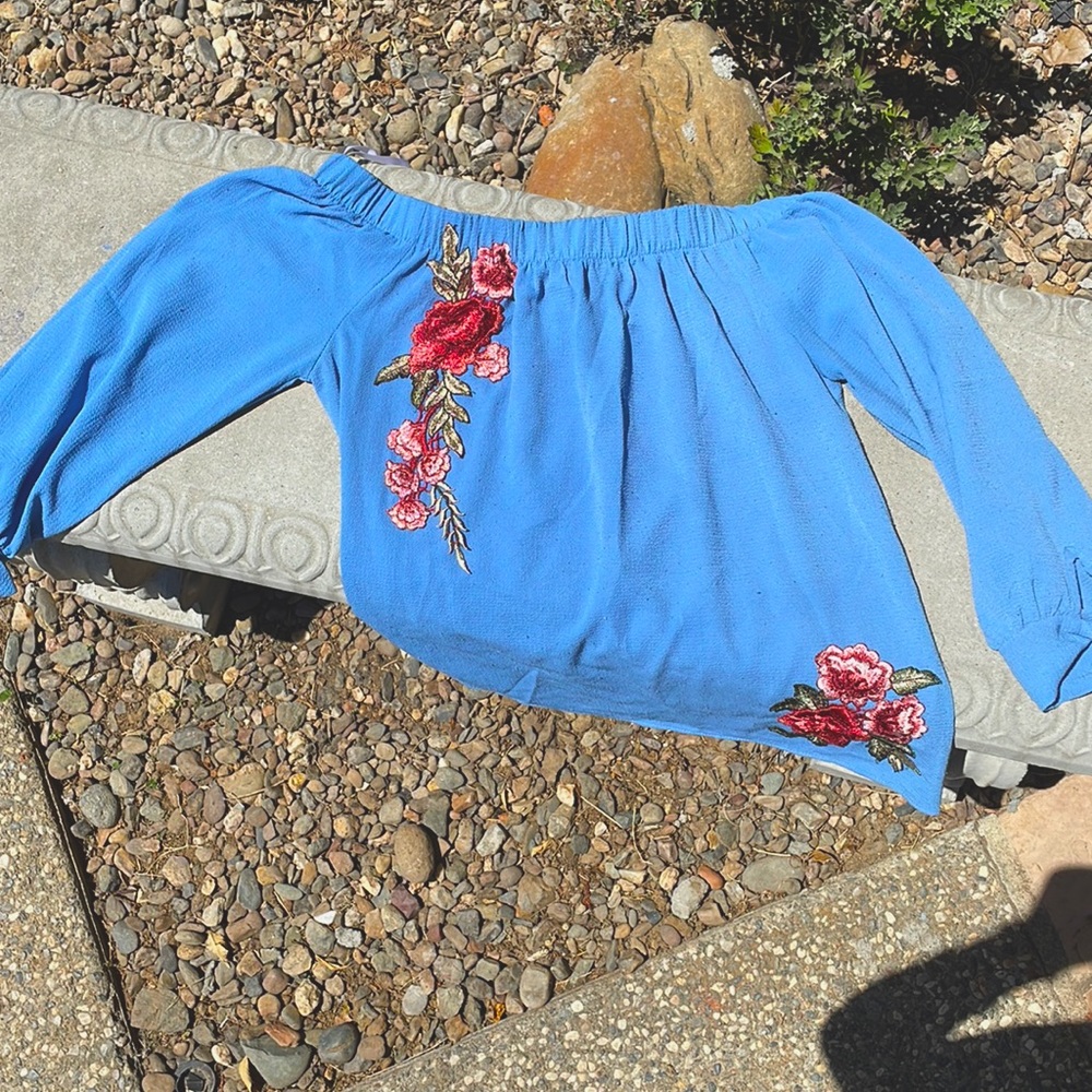 Blue shirt with red roses 🌹